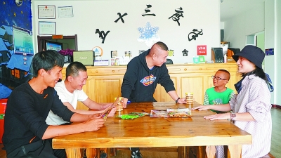 边陲明月映丹心