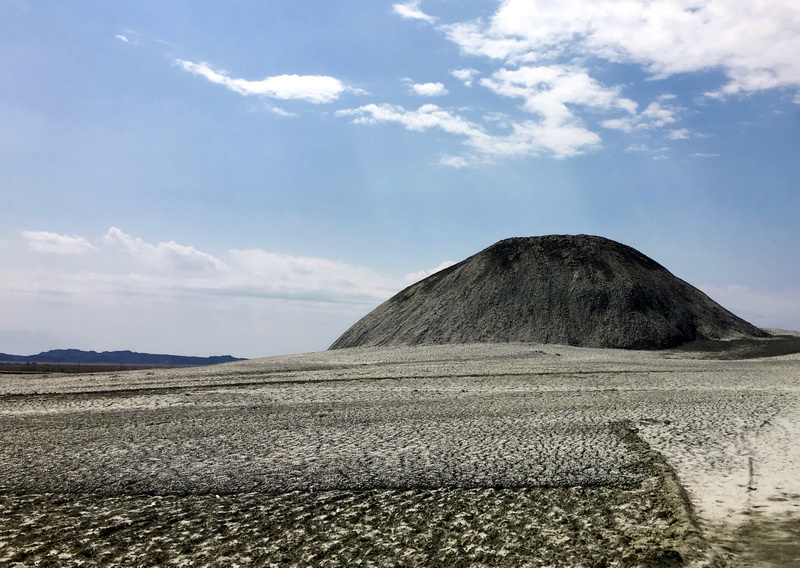 规模巨大的泥火山及其喷出的泥流-伊朗南部.jpg