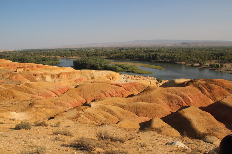 1、额尔齐斯河两岸的迥异地貌_调整大小.jpg