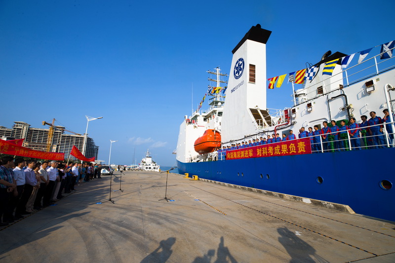 中科院深渊科考队再探万米深渊 胜利返航03_调整大小.jpg