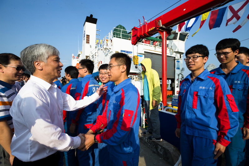 中科院深渊科考队再探万米深渊 胜利返航04_调整大小.jpg