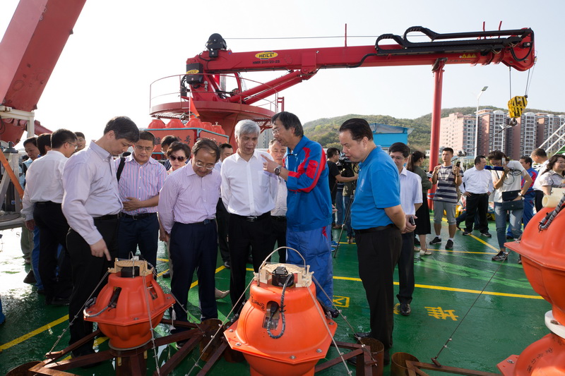 中科院深渊科考队再探万米深渊 胜利返航05_调整大小.jpg