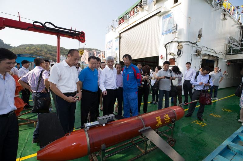 中科院深渊科考队再探万米深渊 胜利返航06_调整大小.jpg